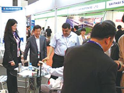 上海橡塑展与和萨克斯坦客户洽谈业务